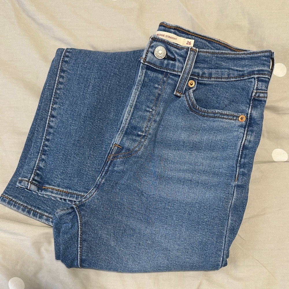 Levi's Women's Wedgie Straight Leg Mid Wash Jeans